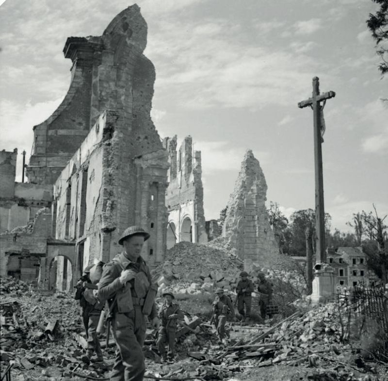 Soldats écossais devant les ruines de l'église Saint-Désir